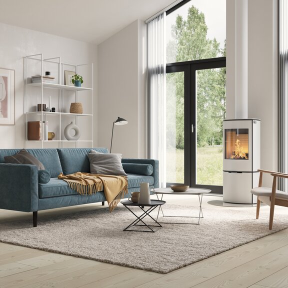 Holz-Kaminofen CARO 110 in Weiss mit Stahltür in moderner, heller Wohnatmosphäre