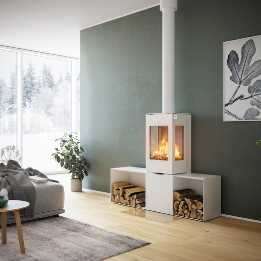 NEXO 120 in Weiss mit Stahltür Holz-Kaminofen NEXO 120 in Weiss mit Stahltür, zwei Seitenfenstern und zwei Seitenbänken vor grüner Wand in dekorativem Wohnraum