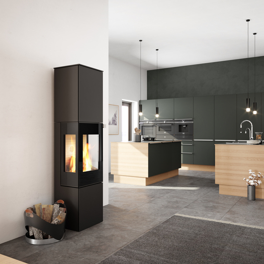 NEXO 185 in Schwarz mit Vollglas-Feuerraumtür Holz-Kaminofen NEXO 185 in Schwarz mit Vollglas-Feuerraumtür und zwei Seitenfenster in der Mitte von Küche und Wohnzimmer